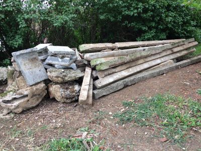 Betonové sloupky ze starého vinohradu 