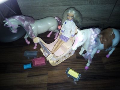 Barbie,koně,sáně.