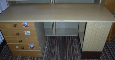 Starší psací stůl