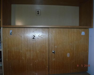 6 starých skříněk + peřiňák