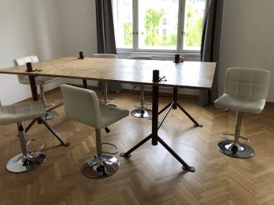 Konferenční stůl a stoličky