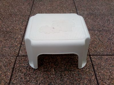 Malá plastová stolička