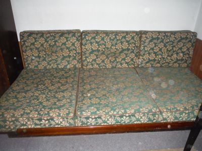 starý gauč
