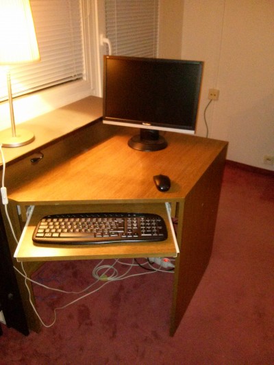 Rohový PC stůl