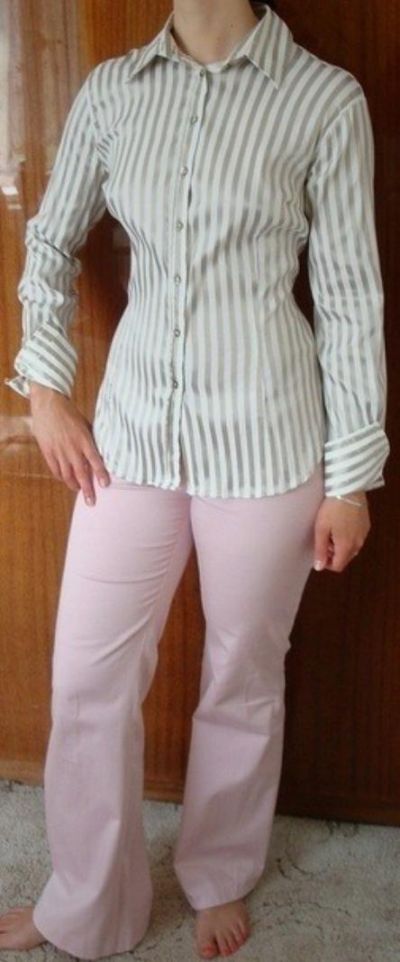 Elegantní košile, růžové kalhoty, sako