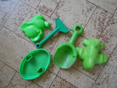5 kusů zelených hraček na písek