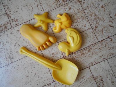 5 kusů žlutých hraček na písek