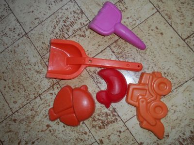5 kusů oranžových hraček na písek
