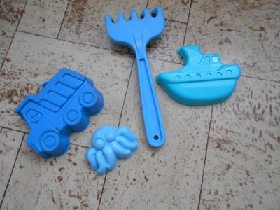 4 kusy modrých hraček na písek