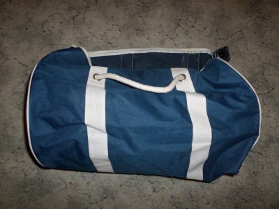 Daruji modrou cestovní tašku