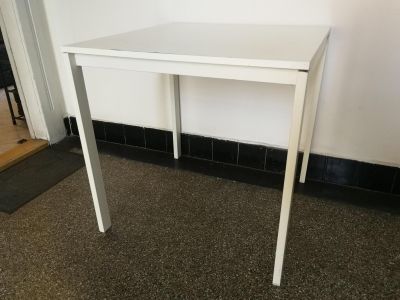 Bílý IKEA stolek