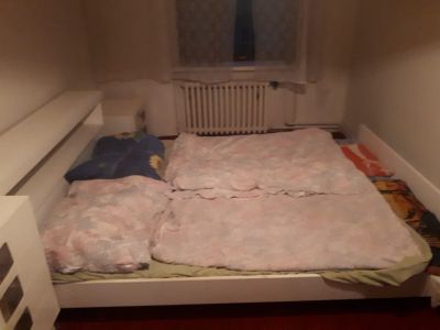 Bila postel+ nocni stolky