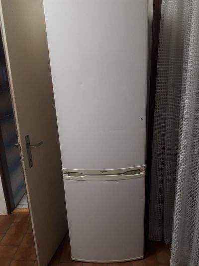 Funkční lednice s mrazakem