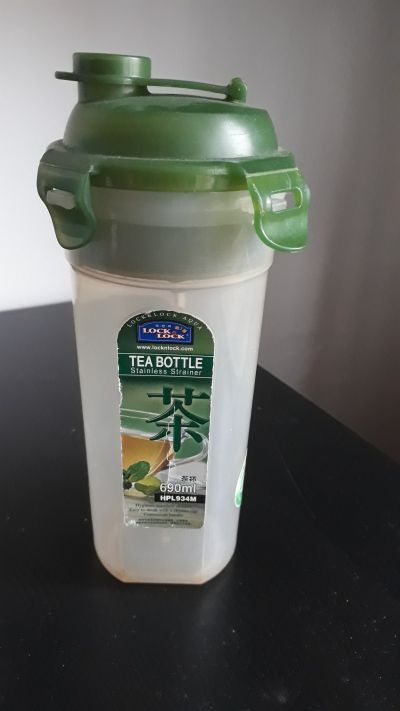 Plastová lahev na čaj se sítkem