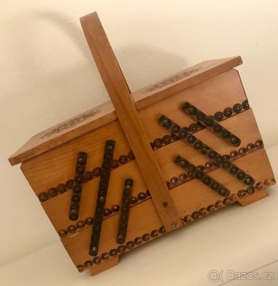 Dřevěný box na šicí potřeby po babičce