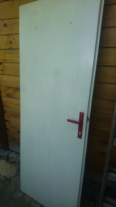 Dveře bílé pravé, 70 cm, červená klika