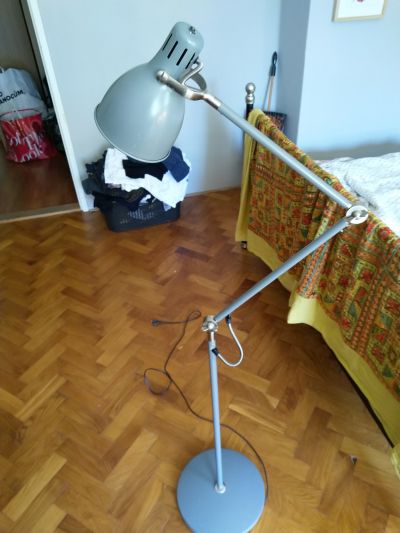 Stojací lampa s poškozeným vypínačem
