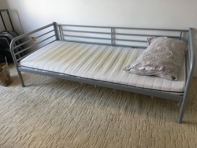 postel s matraci