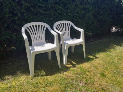 2 plastové zahradní židle