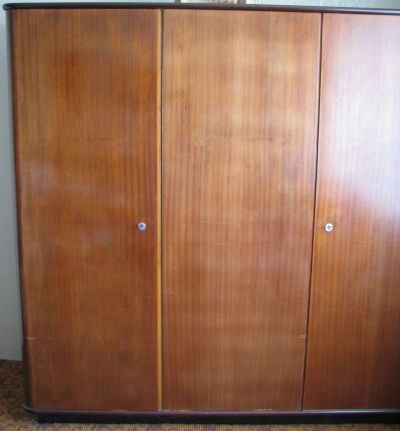 Daruji šatní skříň