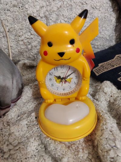 Dětský budík pikachu se světlem, funkční.