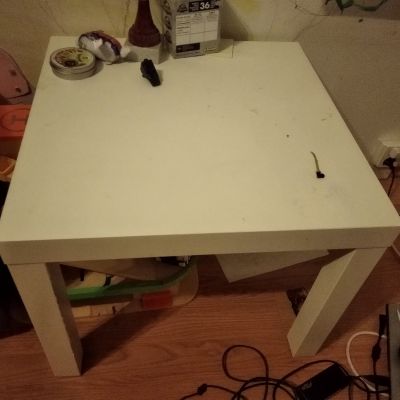 Bílý IKEA stolek