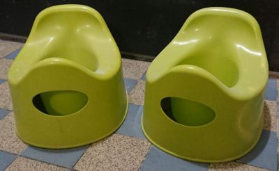 Dva zelené Ikea nočníky