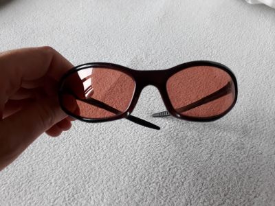 Sportovní brýle s červenými skly