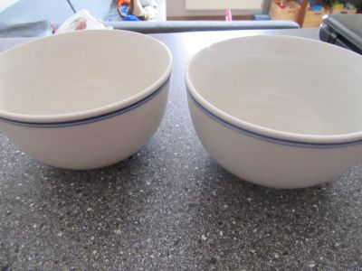 2 keramické misky s modrým proužkem