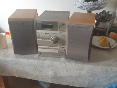 Hifi věž, funkční rádio a MC, CD blbne