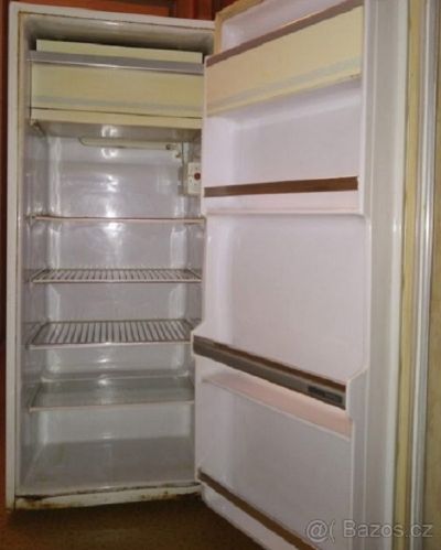 Nefunkční lednice s mrazákem Calex