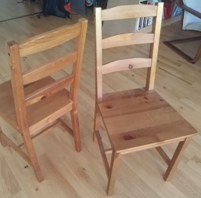 2 dřevěné židle