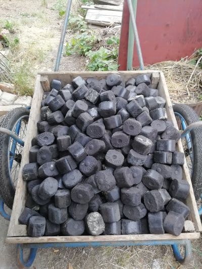 Daruji uhelné brikety 