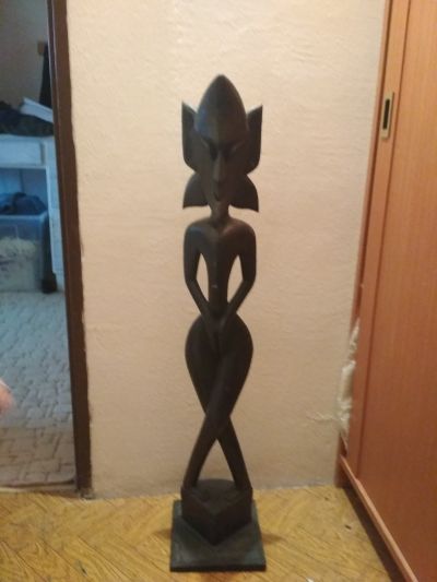 Dřevěná vysoká socha v africkém stylu