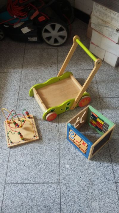 Detsky vozicek a dve hraci kostky