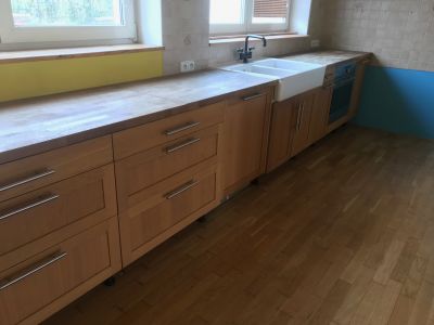 Kuchyn včetně funkčních spotřebičů.  