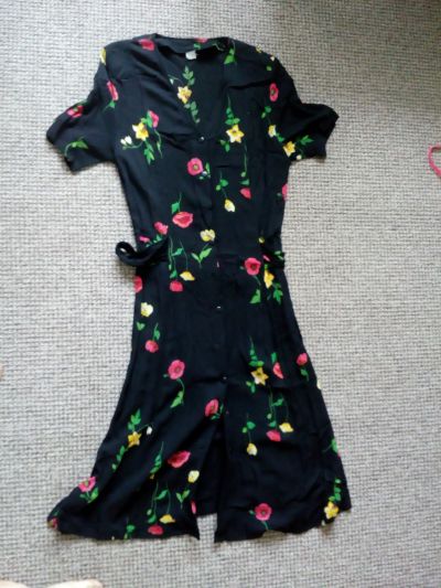 Černé květované šaty