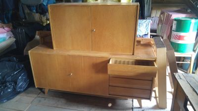 podlouhlá skříňka s menší skříňkou