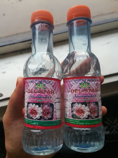 Dvě lahvičky květinové vody