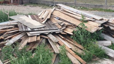 Stavební nebo palivové dřevo