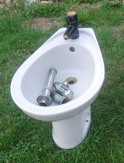 Bidet po demontazi z koupelny