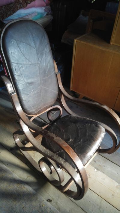 Daruji staré dřevěné houpací křeslo