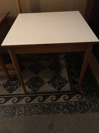 Dva dřevěné stoly