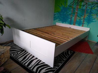  Daruji obyč bílou postel IKEA 140x200 cm.