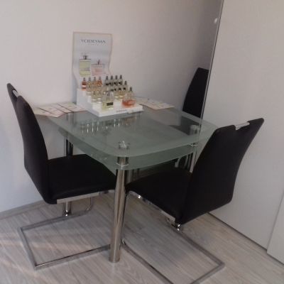 Skleněný jídelní stůl a 3x  koženkové židle 