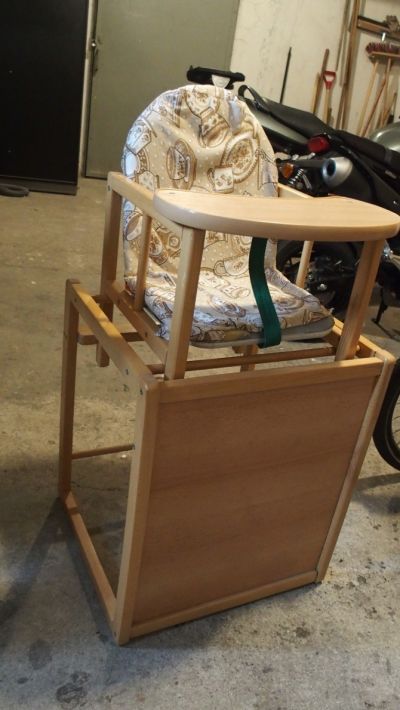 Židlička, která se dá rozložit na židličku se stolečkem