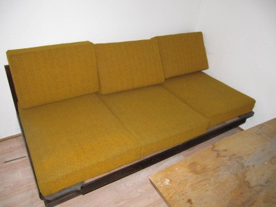 Starý rozkládací gauč