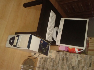 Stolní PC s monitorem a klávesnicí
