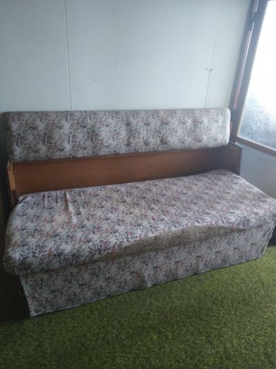Staré kvalitní postele-gauč