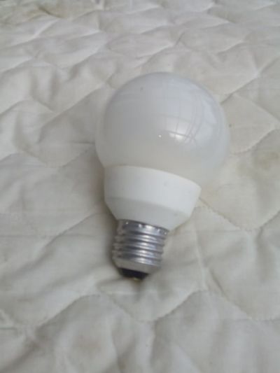 Žárovka veliká,ale slabá